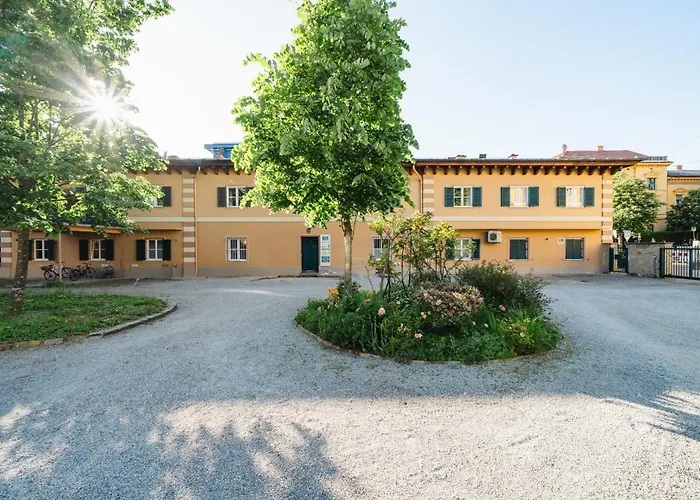 Golden Flat By Grazrentals With Parkview - Brandnew & Free Parking