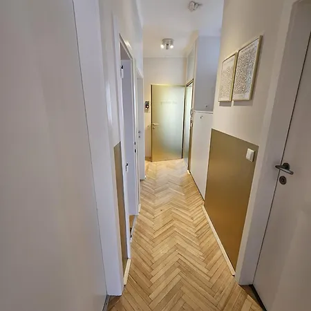 Golden Flat By Grazrentals With Parkview - Brandnew & Free Parking Apartment