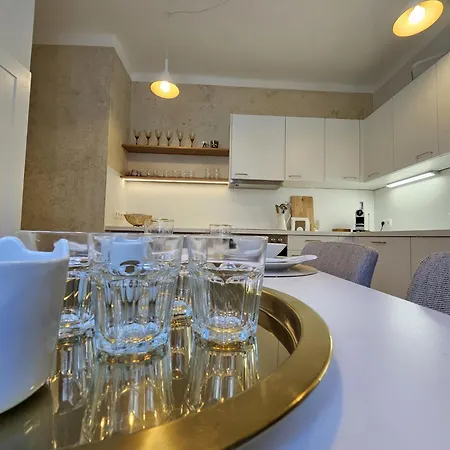 Golden Flat By Grazrentals With Parkview - Brandnew & Free Parking Apartment